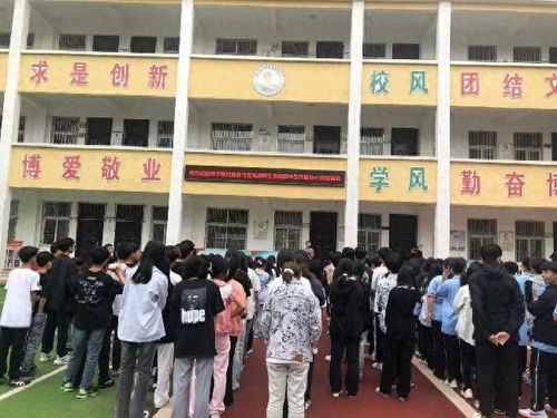 洛寧縣知聯會攜手雪亮眼鏡到景陽鎮中學開展愛心捐贈活動