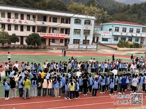 泰和縣水槎初中舉行拔河比賽 圖